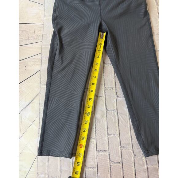 Marika Sport Crop Athletic Leggings M Gray Asphalt Embossed Layered Stripes - Picture 5 of 7